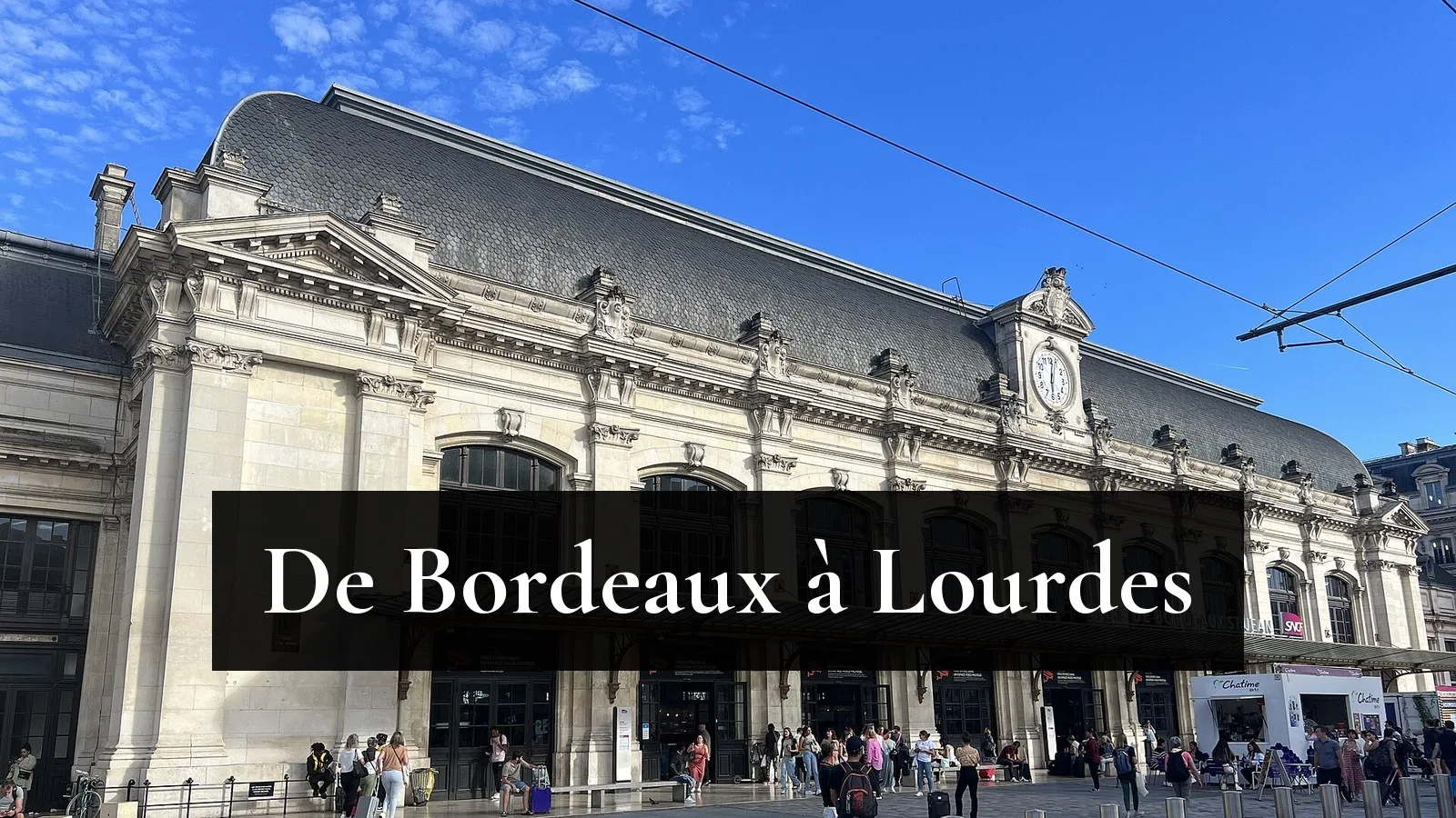 La façade de la gare de Bordeaux-Saint-Jean et son horloge sous un ciel bleu