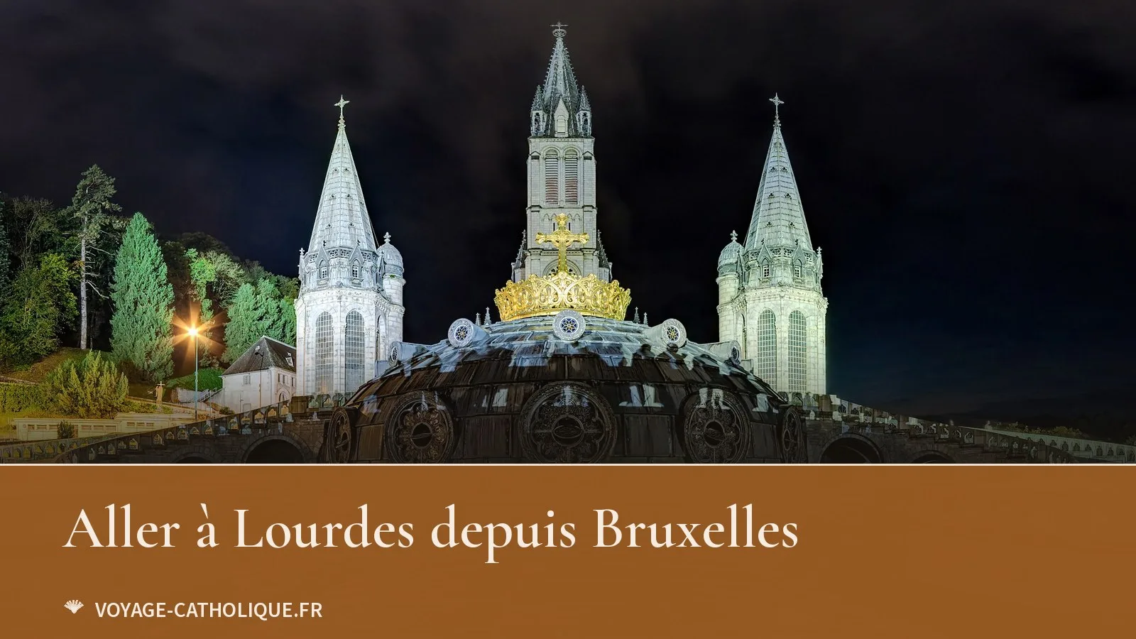 La basilique du Rosaire de Lourdes de nuit, sa couronne dorée devant la flèche de la basilique supérieure