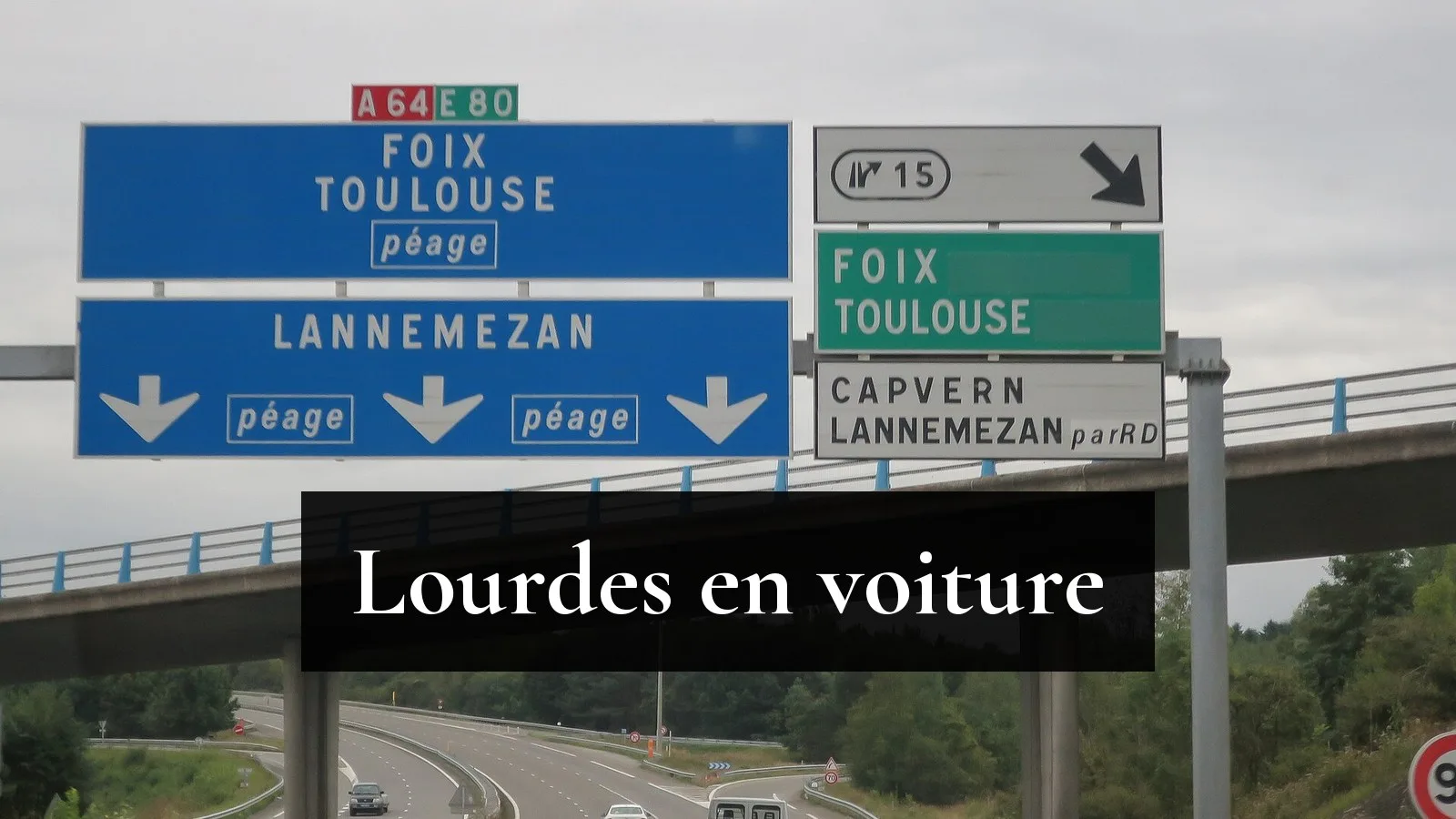 Panneaux bleus de l'autoroute A64 (E80) vers Toulouse et Lannemezan, au-dessus de la chaussée, entre Toulouse et Tarbes