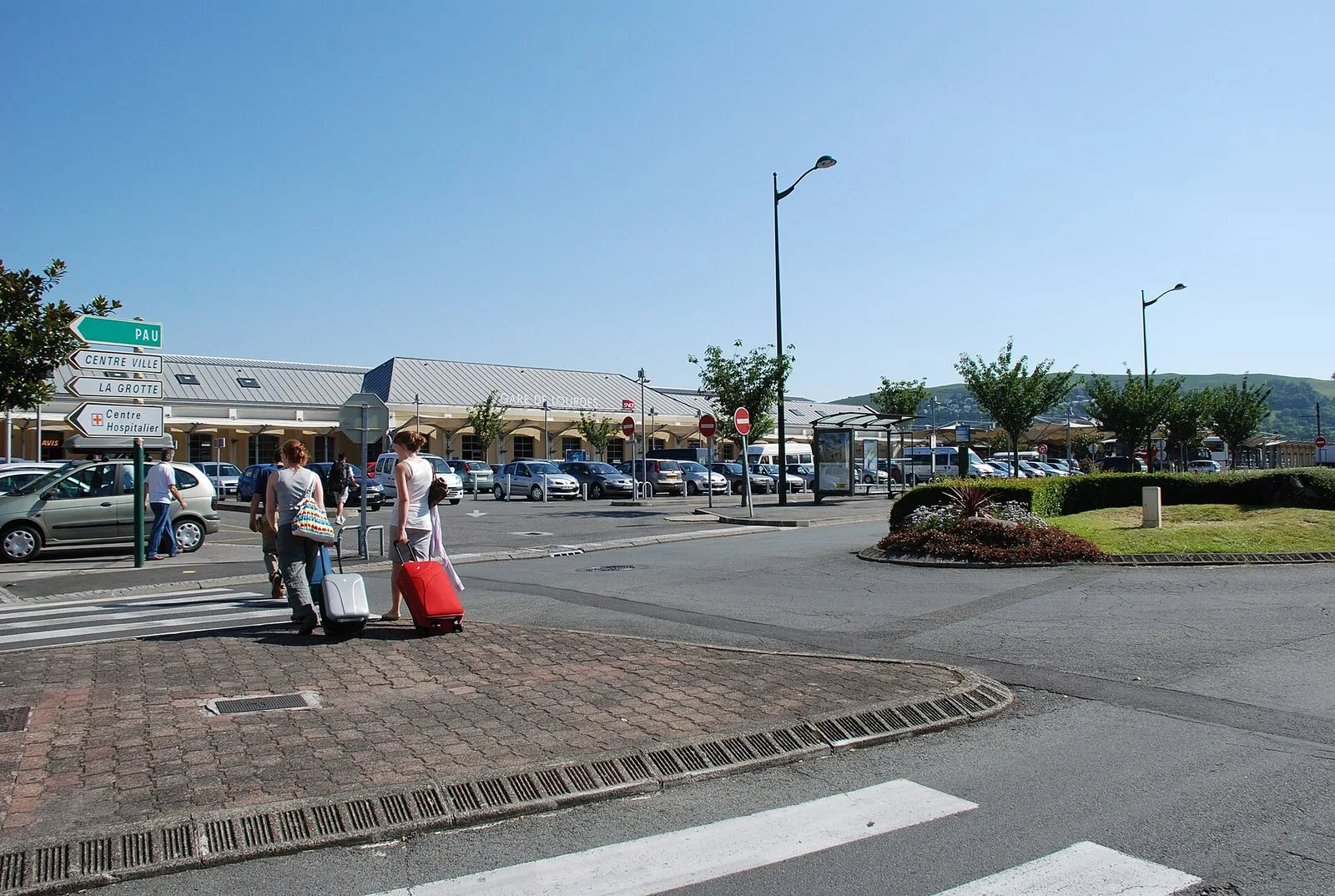 Le parvis de la gare de Lourdes, avec son parking et sa station de taxis