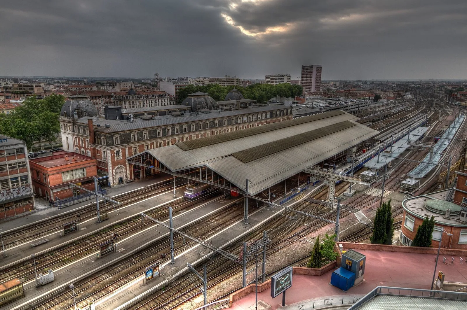 La gare de Toulouse-Matabiau vue d'en haut, sa halle et son faisceau de voies
