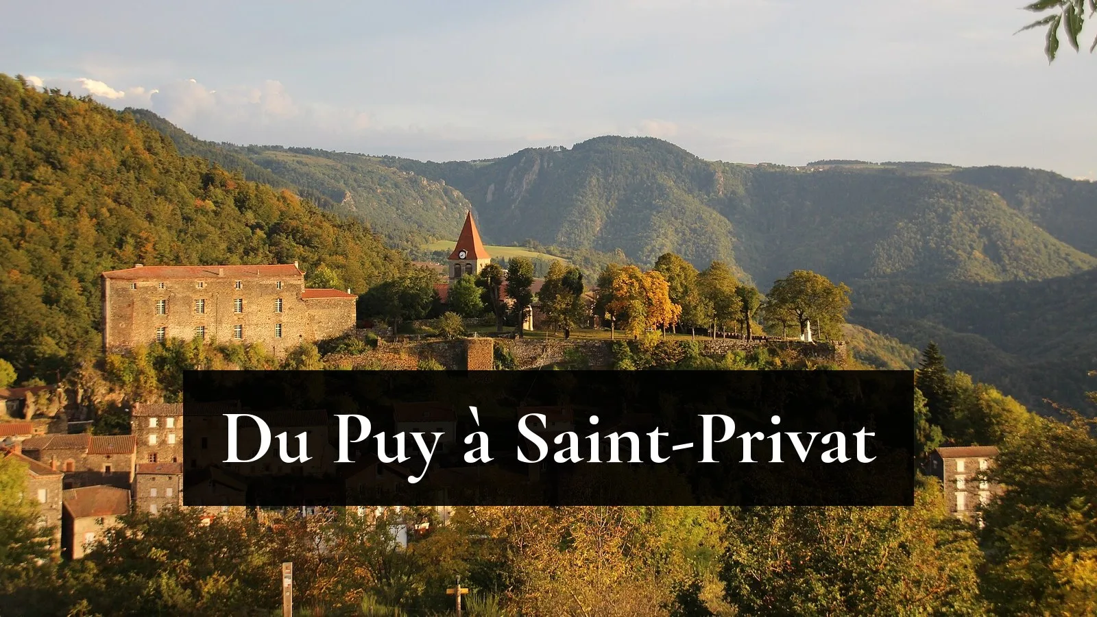 Le village de Saint-Privat-d'Allier et son château au-dessus de la vallée de l'Allier, dans la lumière du soir
