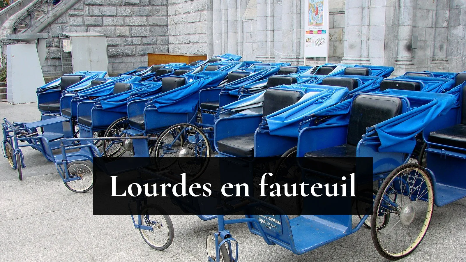Les voiturettes bleues du sanctuaire de Lourdes alignées devant la basilique