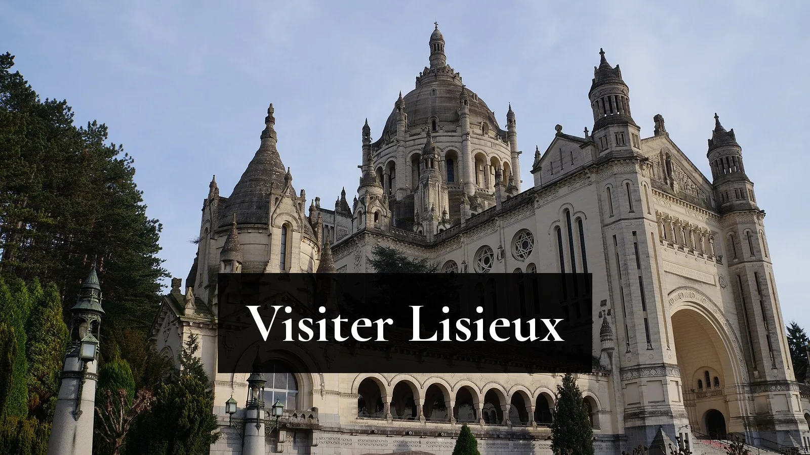 La basilique Sainte-Thérèse de Lisieux, façade et dôme